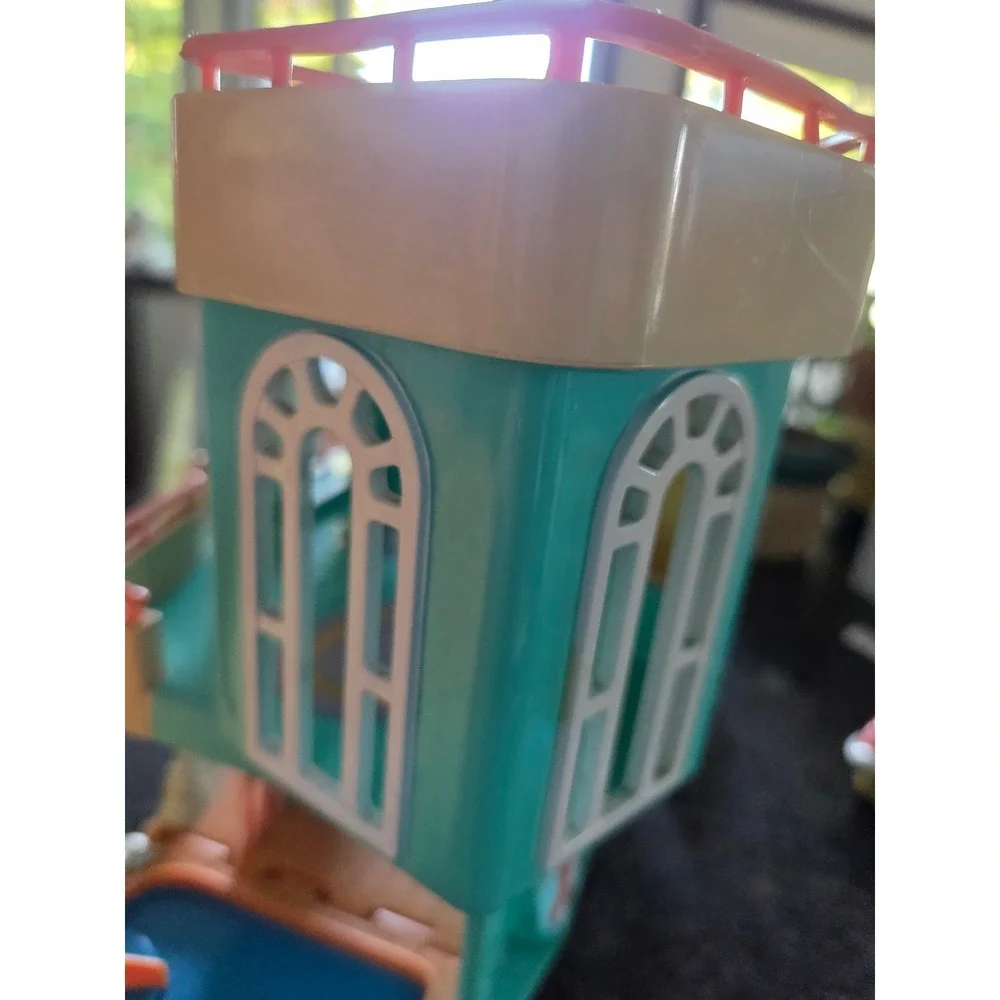 Vintage 2000 Fisher-Price Sweet Streets Beach House Dollhouse Shell #75118 As-Is
